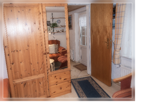 Blick zu Kleiderschrank