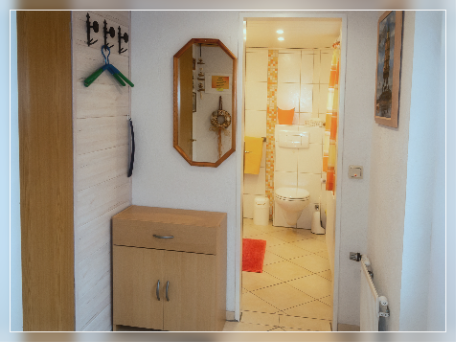 Blick vom Fur zum Duschbad