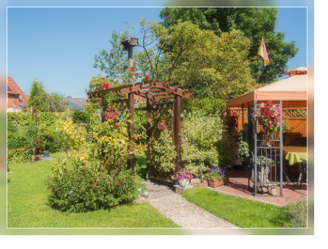 Gartentor mit Pavillon