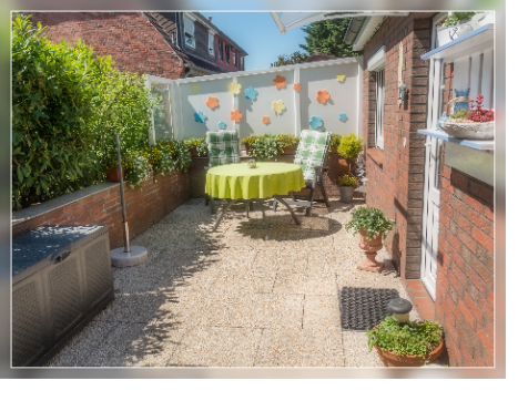 Terrasse mit Gartenmbeln