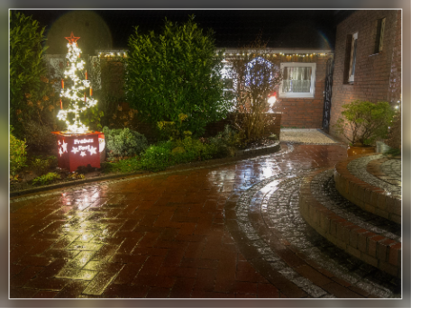 Auffahrt mit Weihnachtsbaum